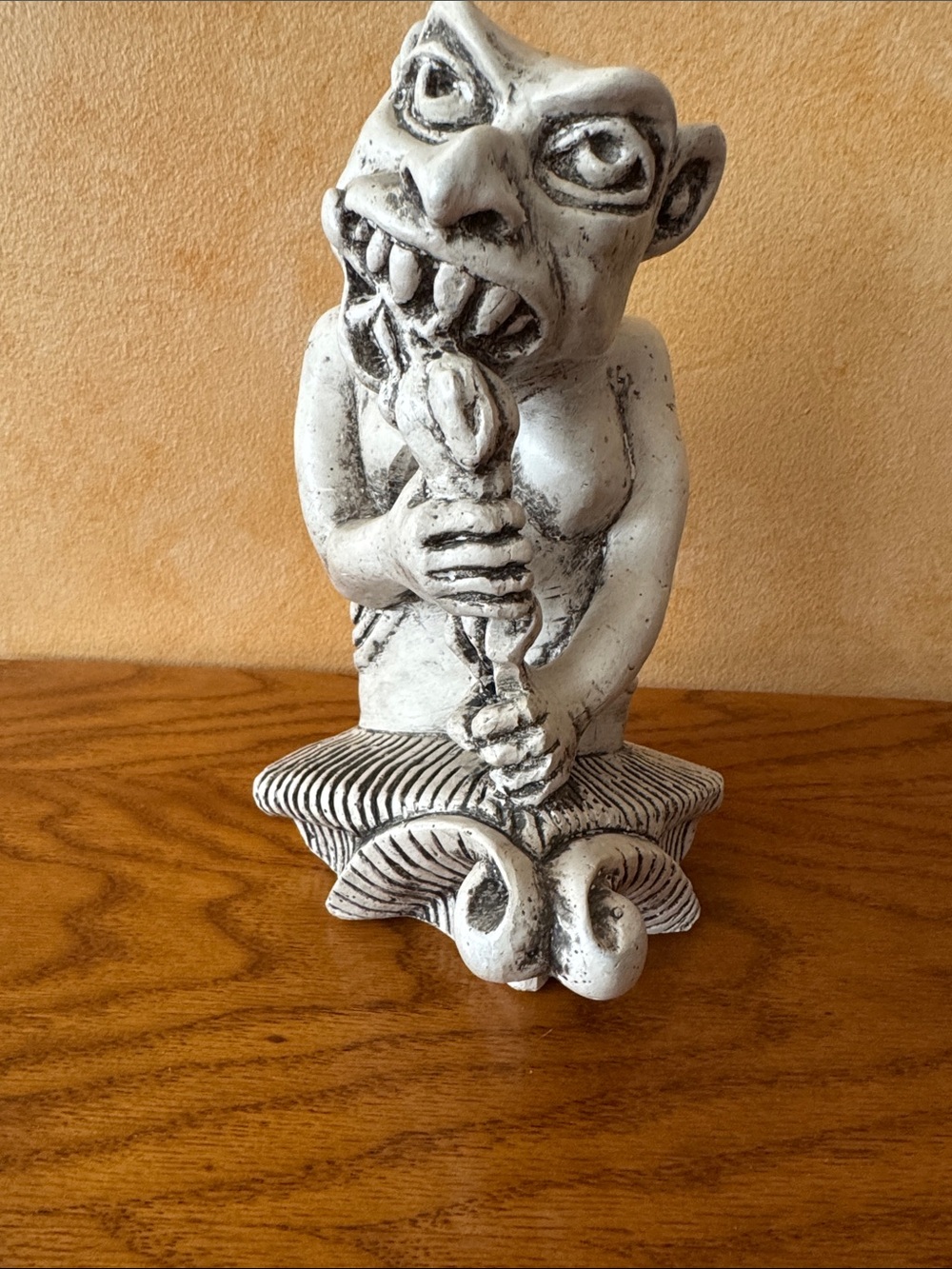“Bone Gnawing" resin gargoyle statue. Decorative Wall art. - Picture 3 of 12